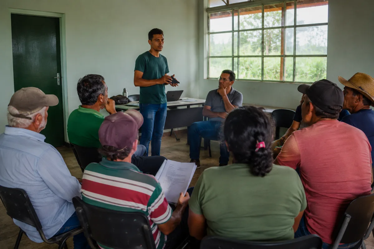 Reunião de produtores em sala do sindicato